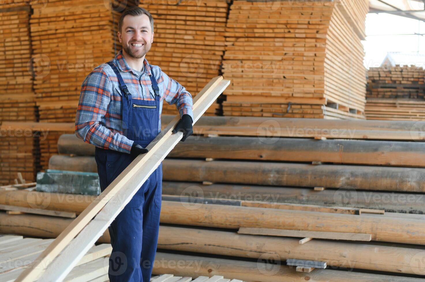 timmer skörd för konstruktion. snickare stackar brädor. industriell bakgrund. äkta arbetsflöde. foto