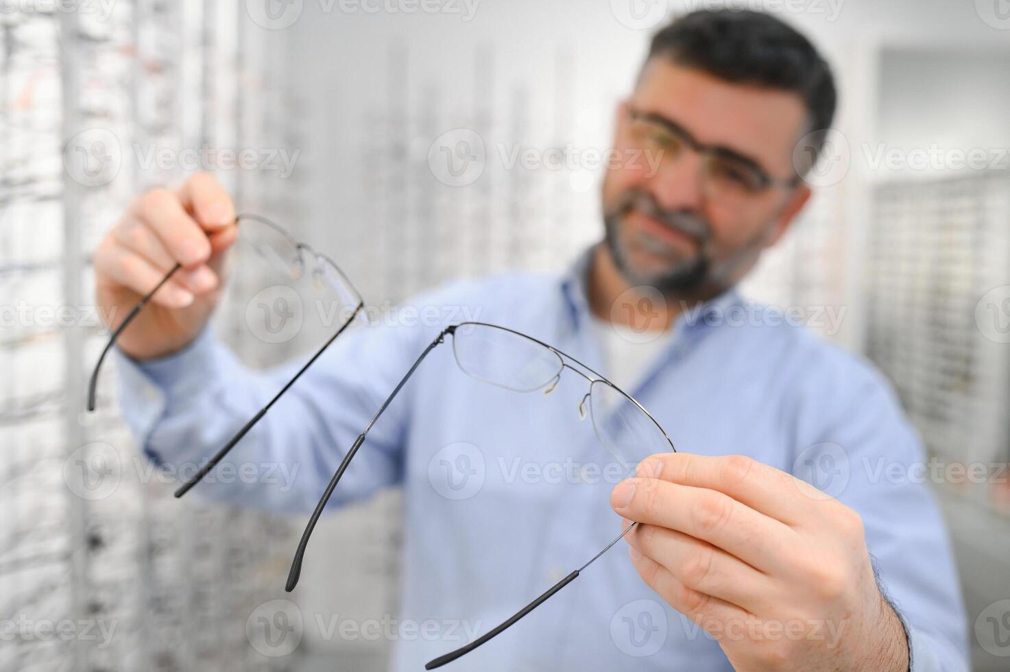 glasögon kolla upp, senior syn och äldre man på en hört optometri klinik för friskvård. Lycklig, leende och gammal ansikte med lins, ram och glasögon val i en Lagra för hjälp få en recept. foto