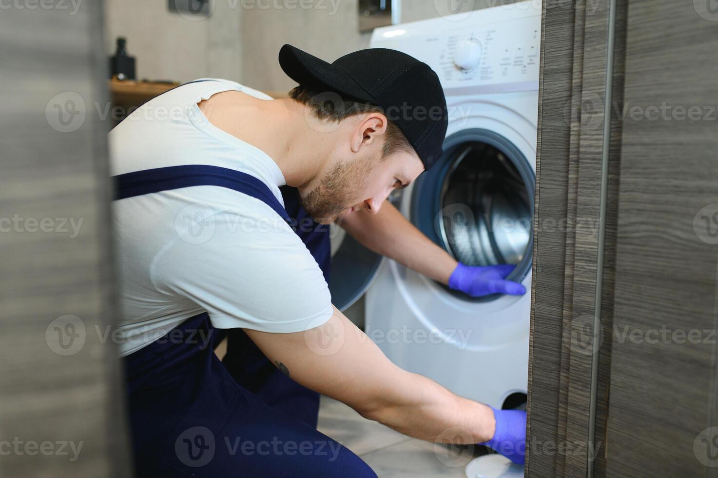 tekniker reparation en tvättning maskin foto