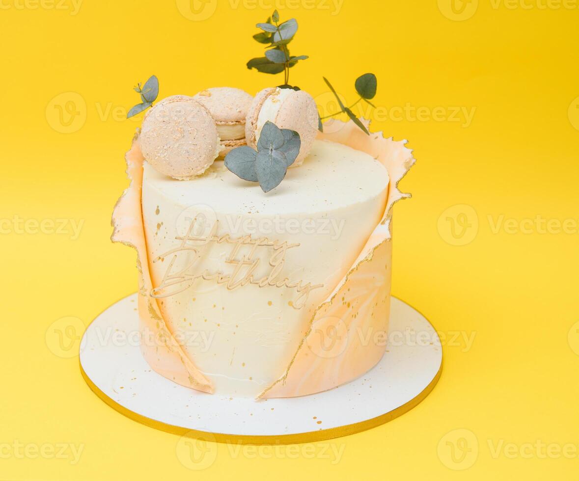 kaka på födelsedag på en gul bakgrund. foto