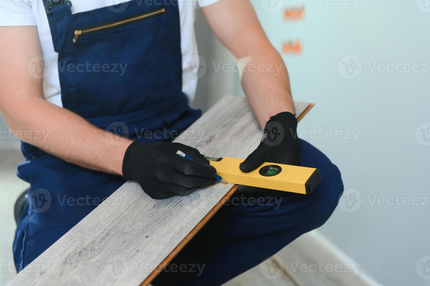 själv, reparera, byggnad och Hem begrepp - man liggande parkett golv styrelse eller laminera golv foto