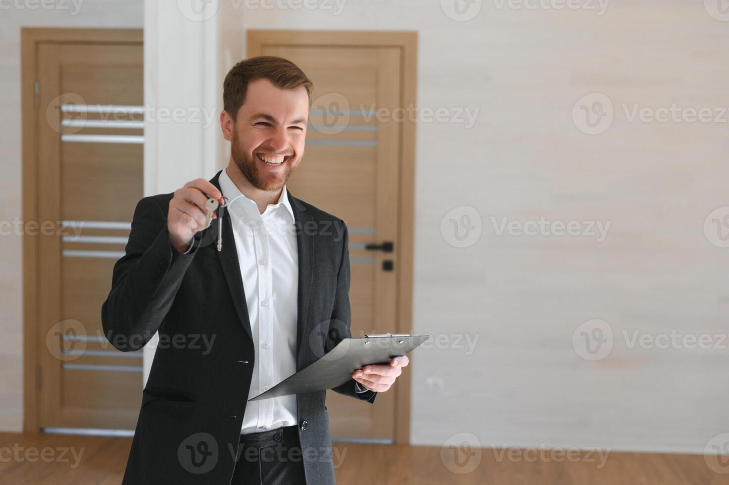 närbild porträtt av en självsäker manlig egendom ombud leende foto