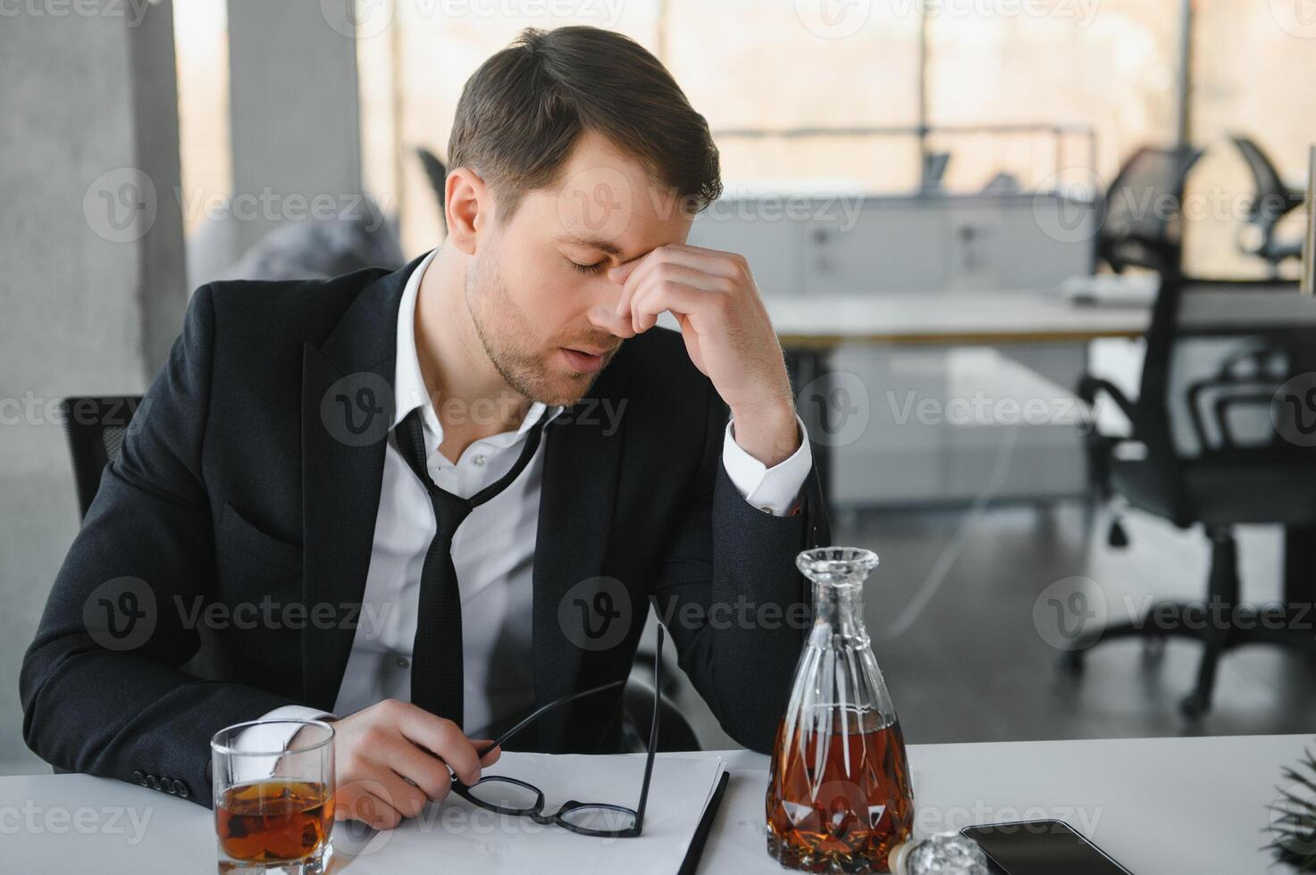 alkoholism på arbete. trött anställd dricka alkohol på arbetsplats, kan inte hantera påfrestning. foto