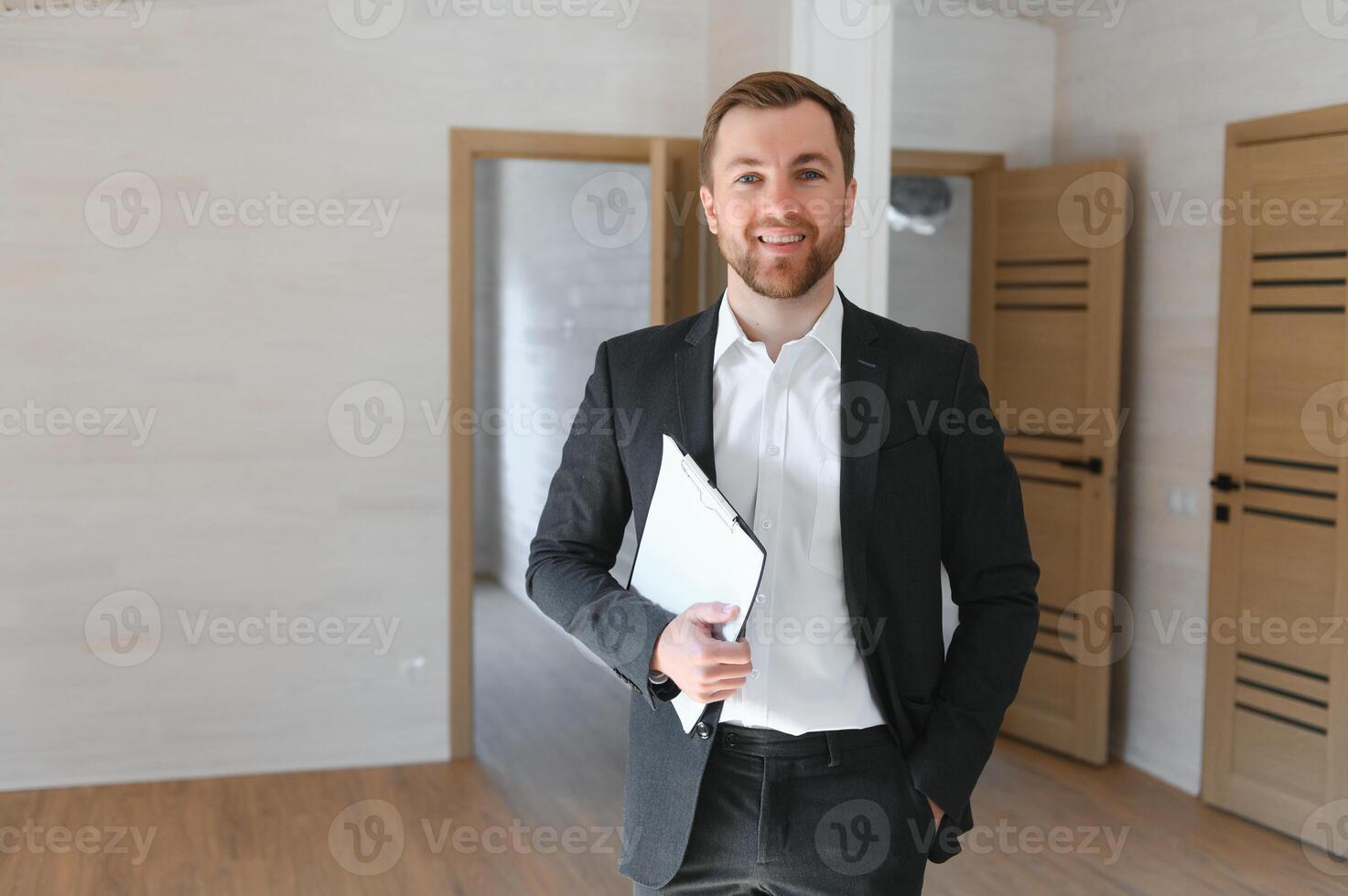 egendom ombud ser runt om ledig fast egendom för värdering foto