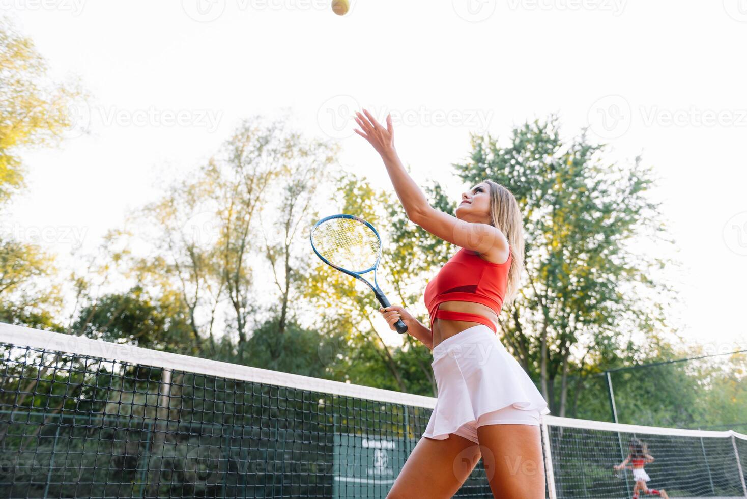 flicka tennis spelare är Träning på de domstol foto