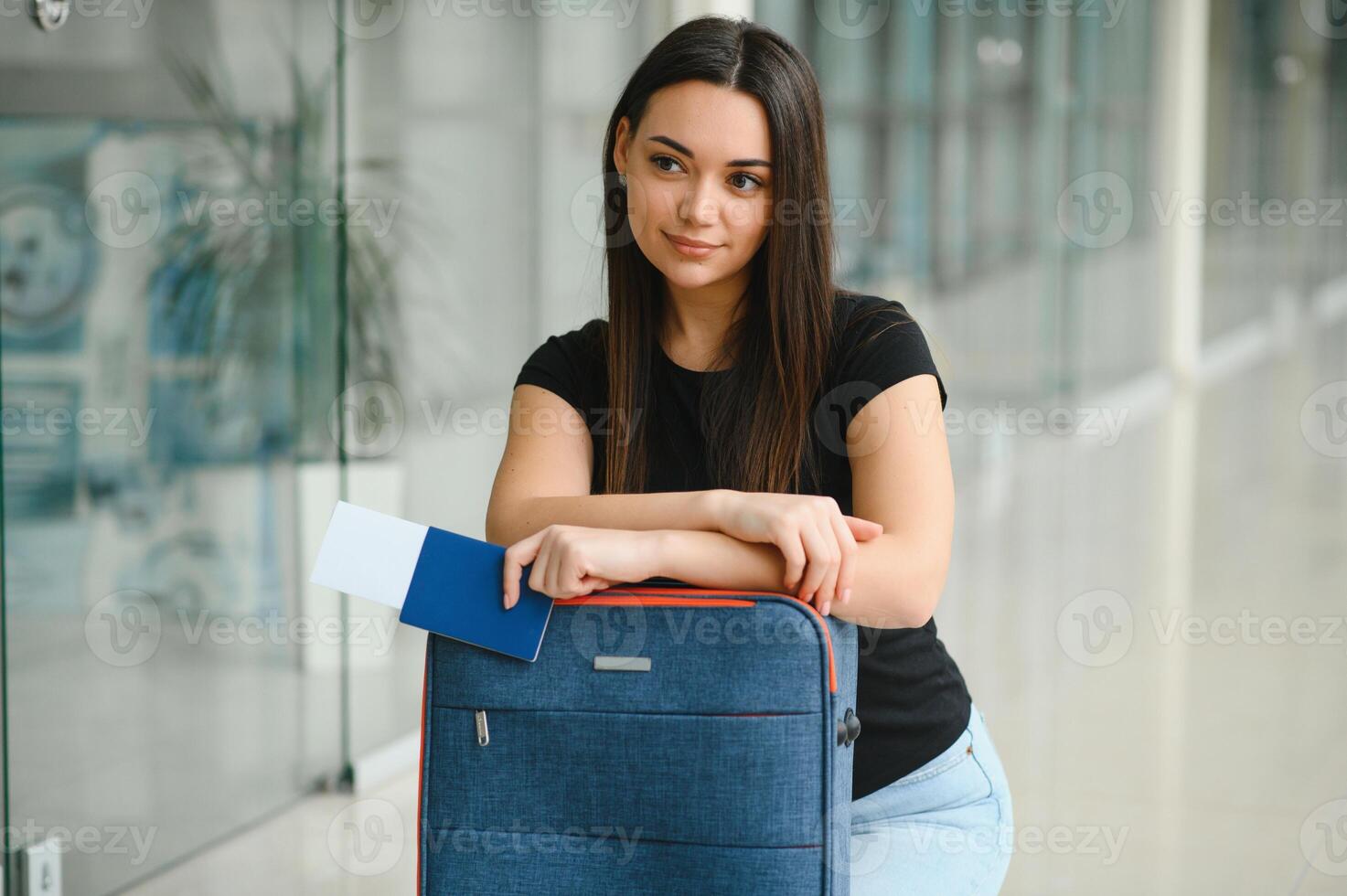 semester resa. skön ung brunett lady i flygplats terminal, Lycklig leende tusenåriga lady redo för Semester resa, gående till avresa Port, kopia Plats. foto