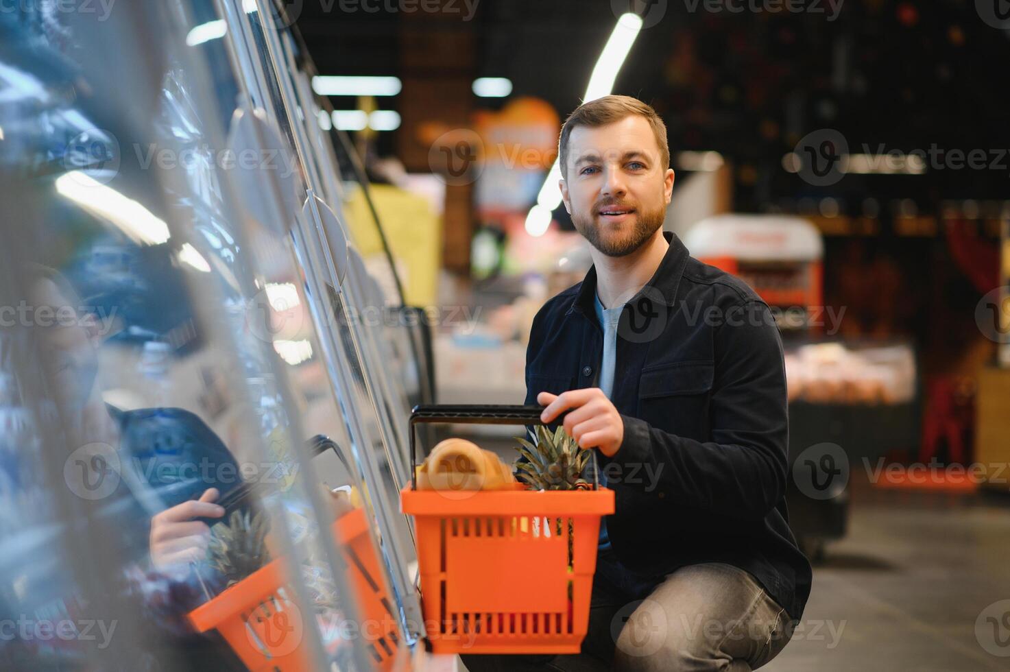 porträtt av leende man gående med hans vagn på gång på mataffär. foto