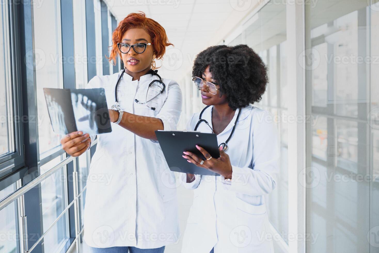 framgångsrik afrikansk amerikan medicinsk arbetare studerar patientens röntgen foto