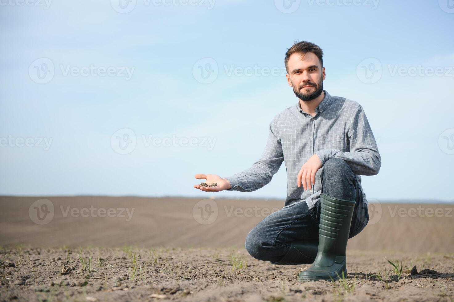 manlig händer rörande jord på de fält. expert- hand av jordbrukare kontroll jord hälsa innan tillväxt en utsäde av vegetabiliska eller växt fröplanta. företag eller ekologi begrepp. foto