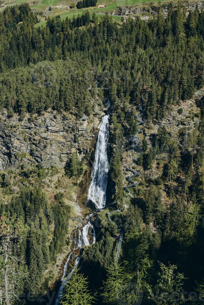 vandring i de österrikiska alperna. vandring i de berg. serpentin väg i de bergen foto