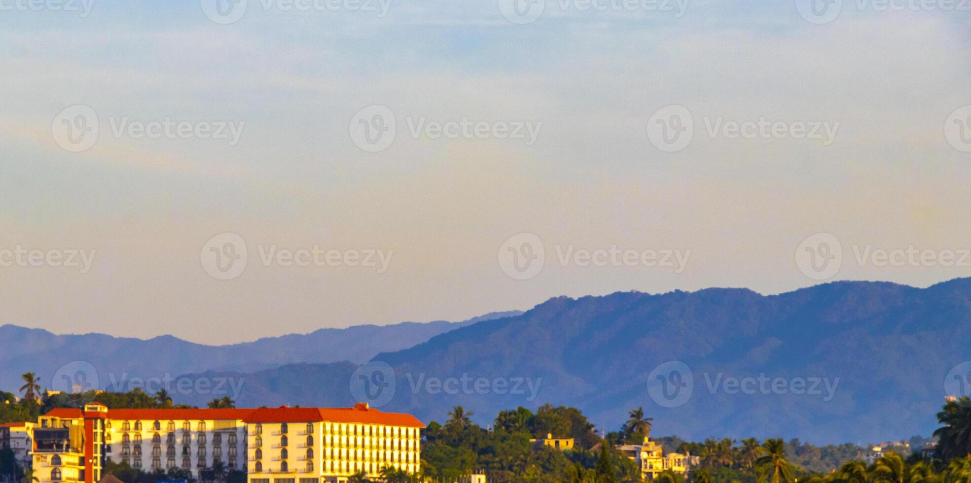 berg panorama klippor stenar kuperad tropisk landskap strand himmel Mexiko. foto