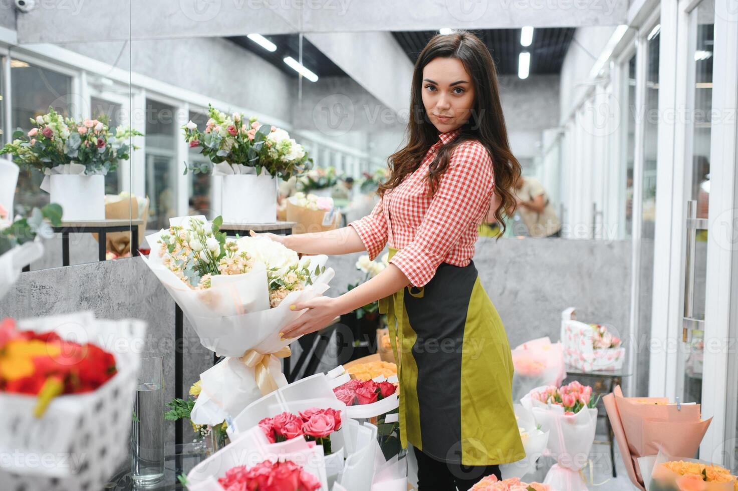 skön ung blomsterhandlare i blomma affär foto