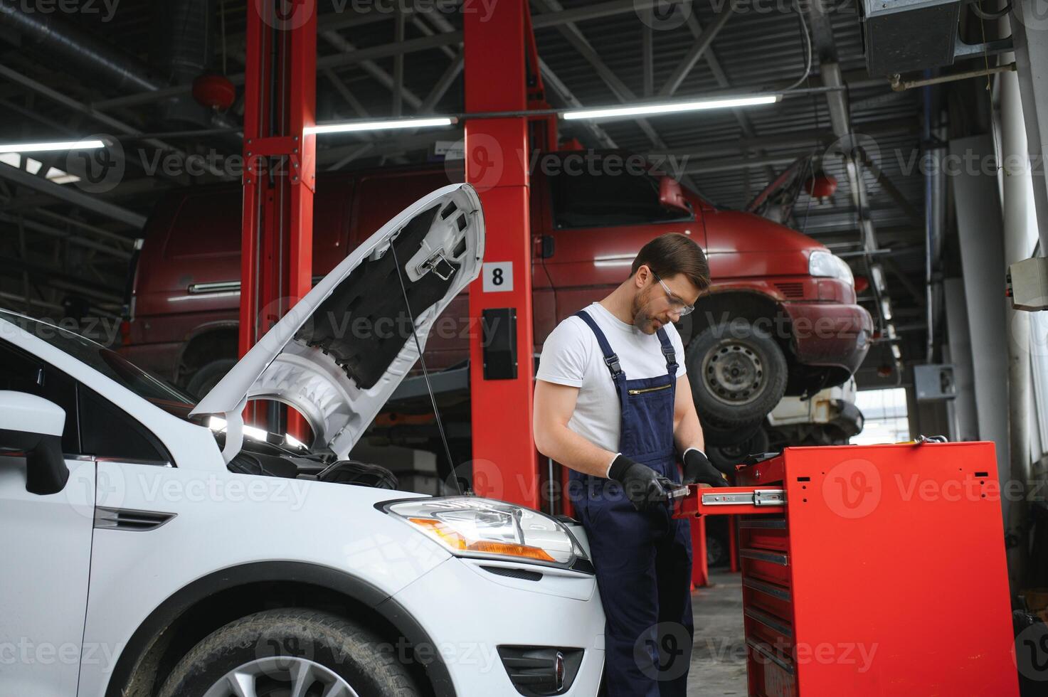 bil mekaniker arbetssätt på bil motor i mekanik garage. reparera service. foto