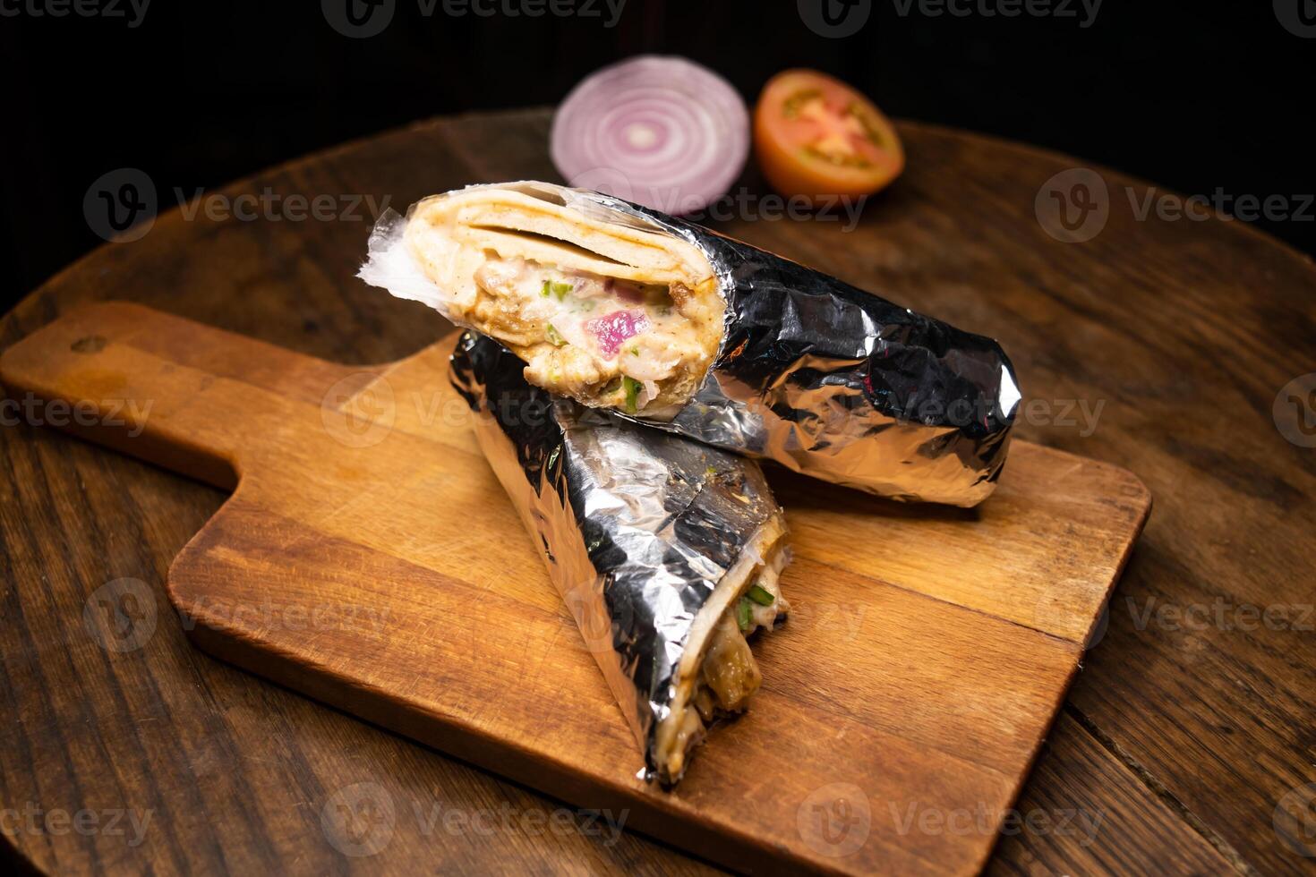 klassisk kyckling shawarma rulla slå in eras isolerat på trä- styrelse topp se arabicum kryddad snabbmat foto