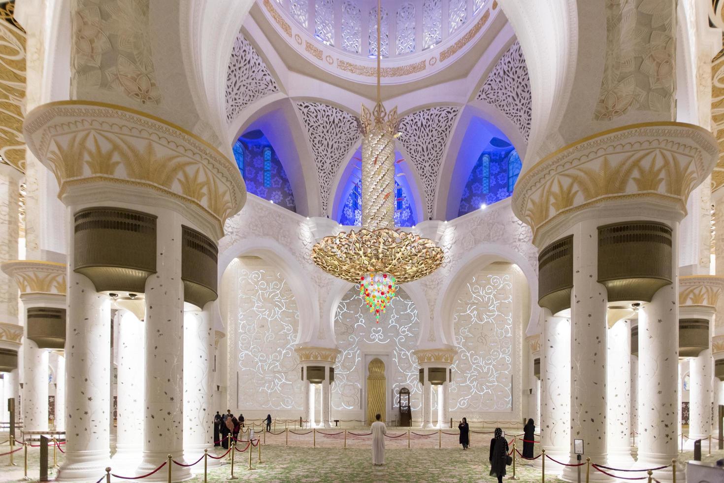 Abu Dhabi, Uae, 4 maj 2015 - inre av Sheikh Zayed -moskén i Abu Dhabi. moskén designades av yusef abdelki och öppnades 2007. foto
