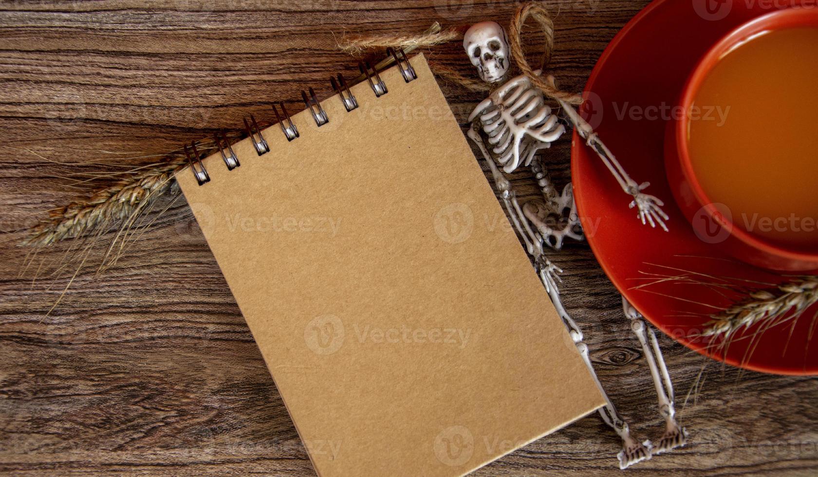 halloween-kort med skelett och anteckningsblock. höst bakgrund. foto