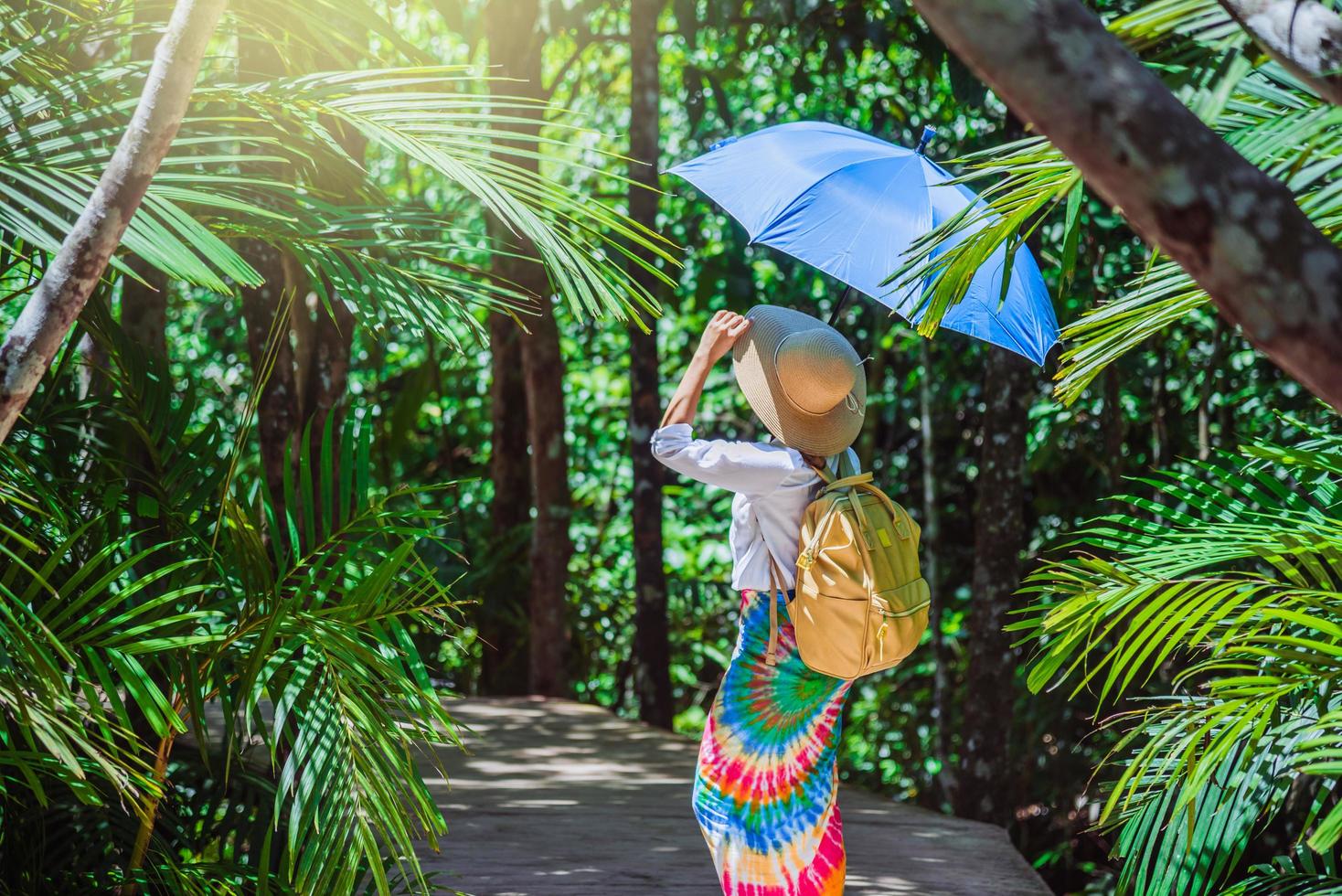 asiatiska kvinnor reser koppla av resor natur i semestern. naturstudier i skogen. flicka glada promenader leende och njuter av resa genom mangroveskogen. tha pom-klong-song-nam på krabi. sommar foto