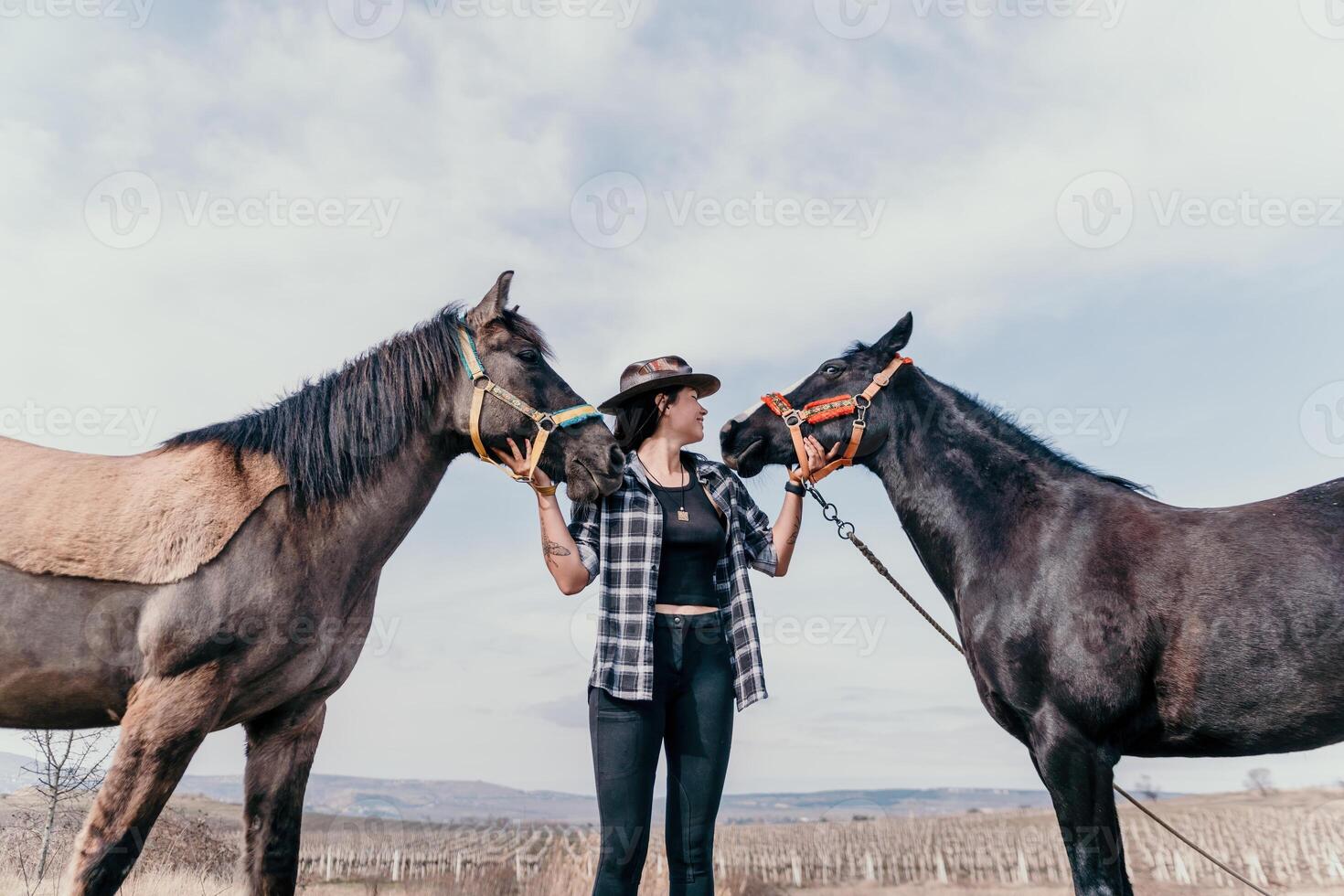 ung Lycklig kvinna i hatt med henne häst i kväll solnedgång ljus. utomhus- fotografi med mode modell flicka. livsstil humör. begrepp av utomhus- ridning, sporter och rekreation. foto