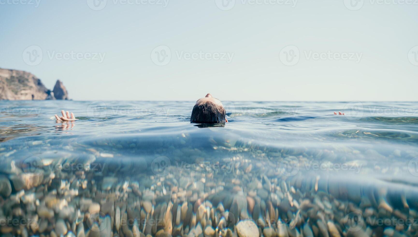 kvinna simning i hav på solnedgång, flyta på lugna vatten tillbaka se. begrepp av kropp bild och kondition, njuter en lugn strand. Lycklig kvinna med perfekt passa kropp åtnjuter hav strand foto