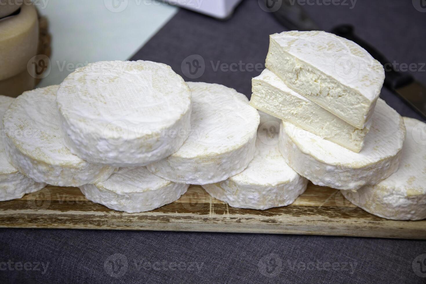 bitar av ost i en marknadsföra foto