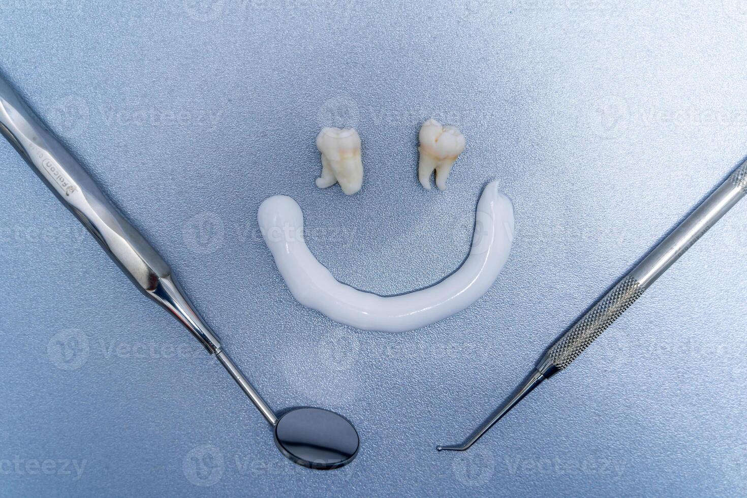 enskild dental behandling. metall stomatologi instrument. dental behandling begrepp. smiley i främre av de Foto. närbild foto