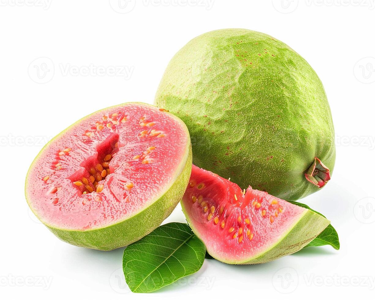 ai genererad hela guava frukt med skiva isolerat på vit bakgrund. närbild skott foto