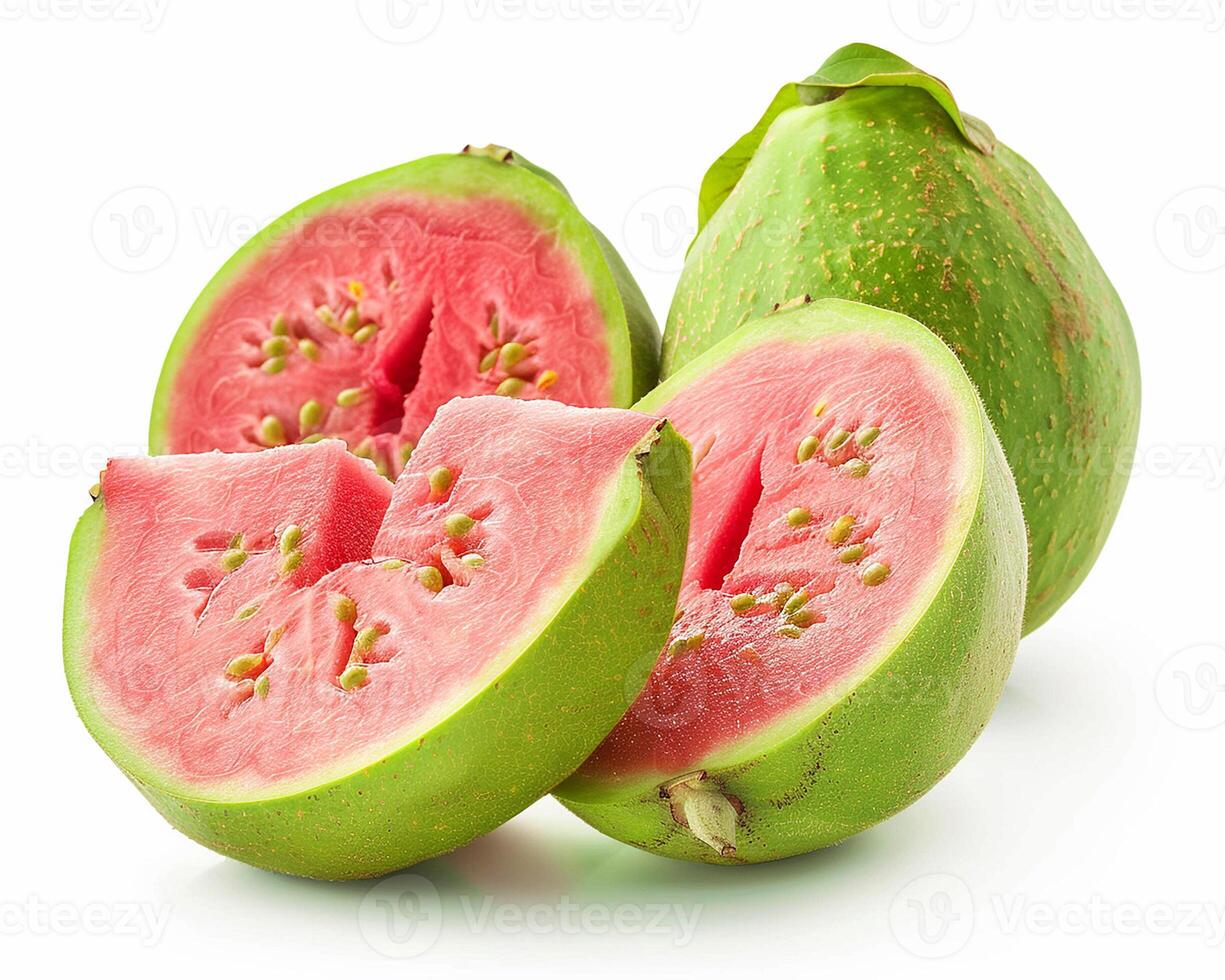 ai genererad hela guava frukt med skiva isolerat på vit bakgrund. närbild skott foto