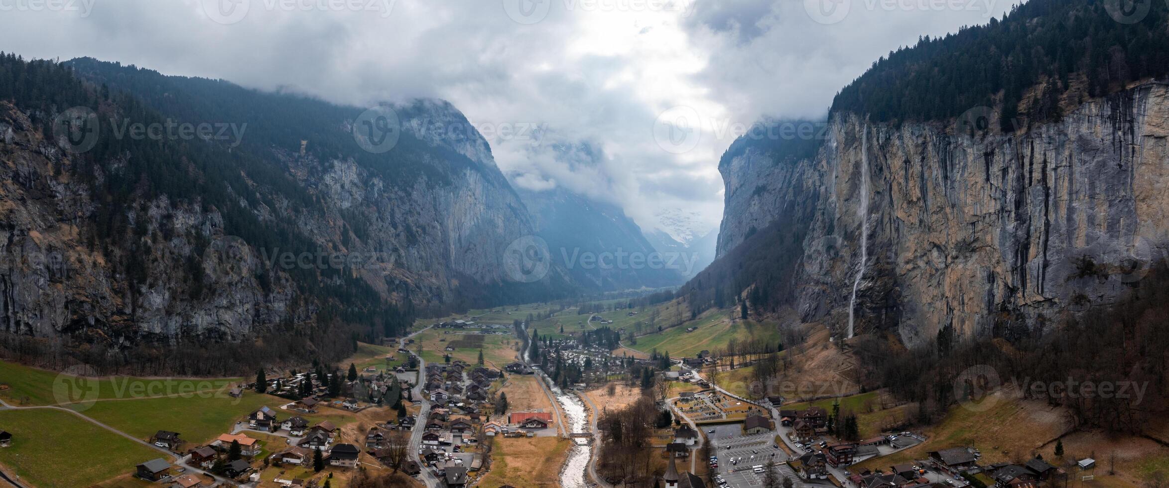 antenn se av murren, schweiz alpina stad mitt i dimmig bergen foto