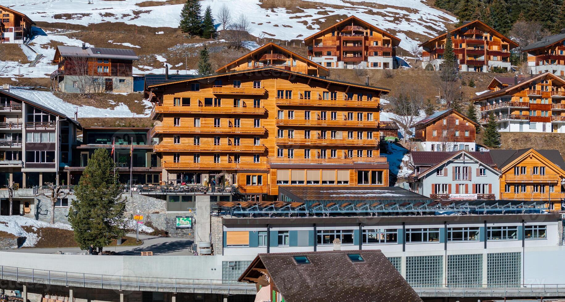 antenn se av murren, schweiz i sent vinter- med alpina stugor foto