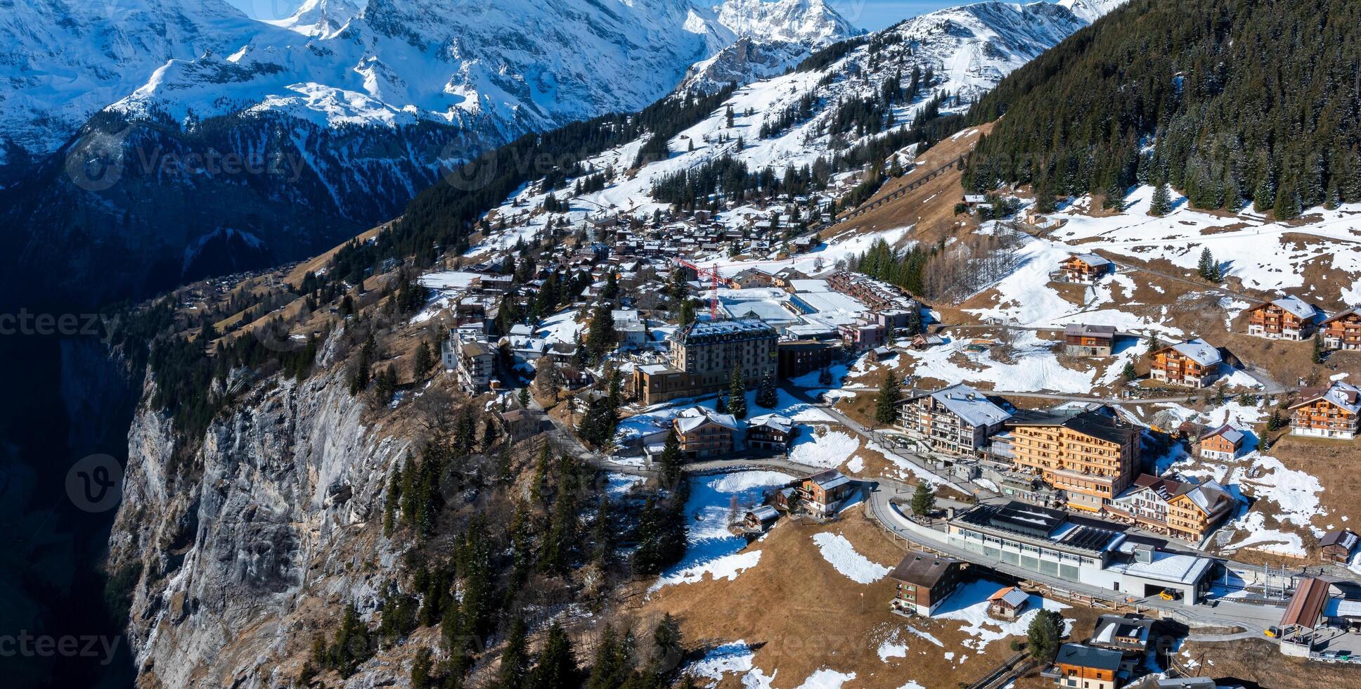 antenn se av murren, schweiz alpina stad mitt i snö capped toppar foto