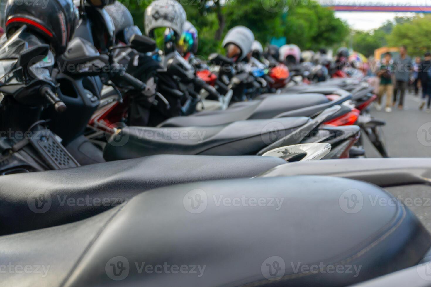 motorcyklar i en rad i en stad parkering massa. närbild av motorcyklar parkering på de parkering massa. foto