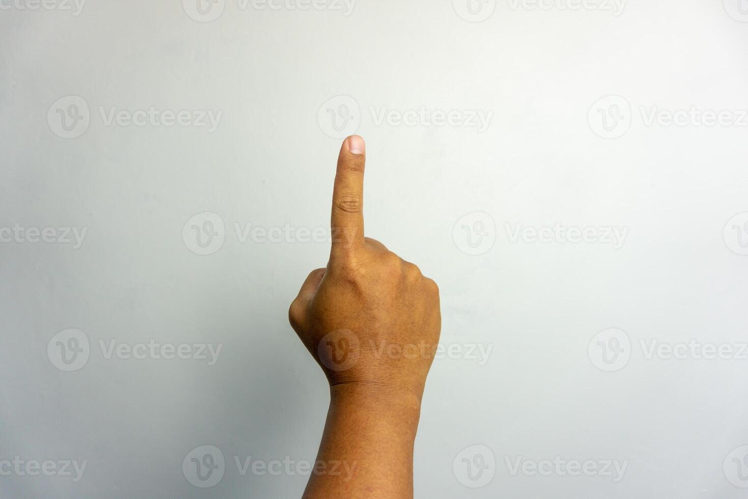 siffra 1 hand tecken isolerat på vit. pekande de finger. man hand siffra ett gest foto