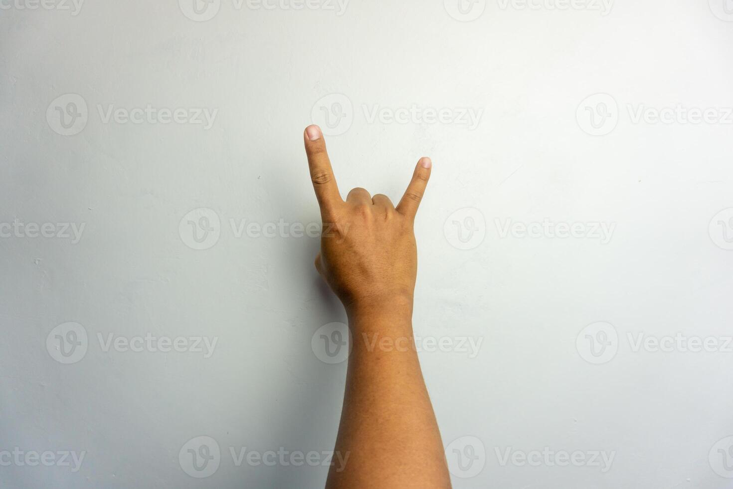 manlig hand visar sten hand tecken. isolerat på vit. sten och rulla hand symbol foto