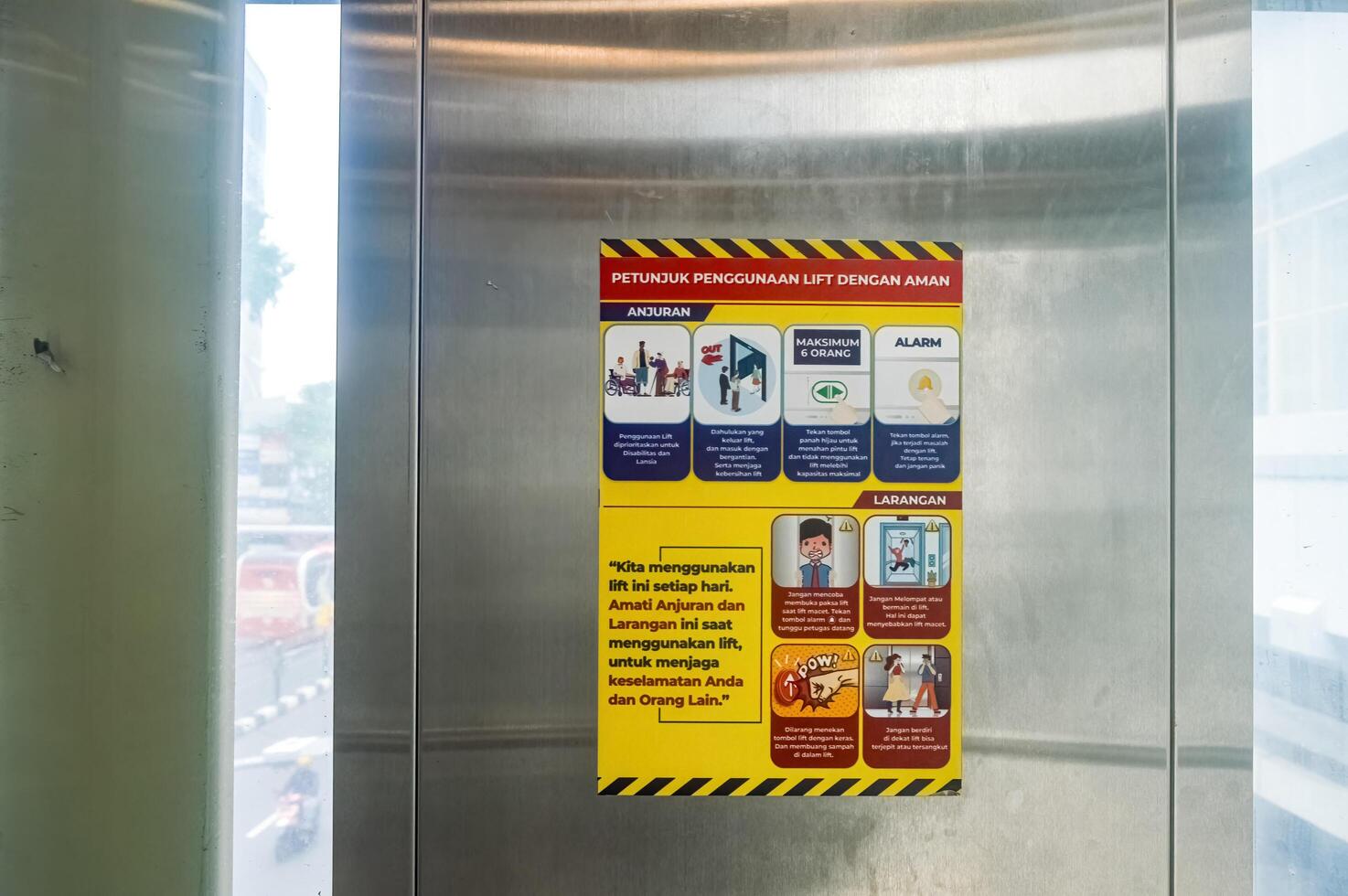 affisch instruktioner för använder sig av de hiss eller hiss, Indonesien, 2 Mars 2024. foto