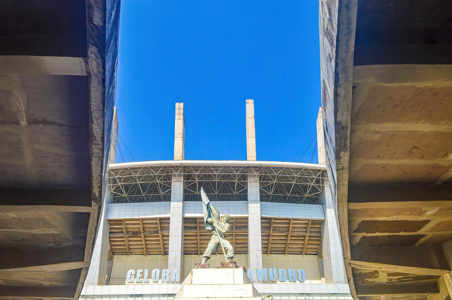 de staty eller monument till de kamp av de lengis kulle i främre av de joko samudro gelora stadion, Indonesien, 17 juli 2023. foto