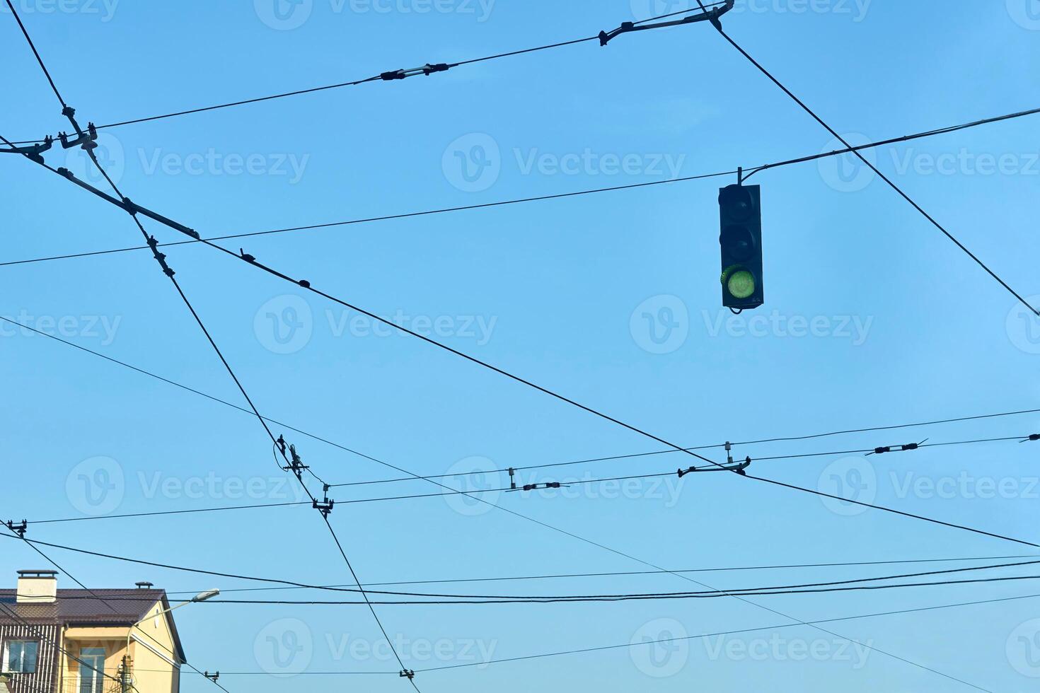 väntar på en linje. stad gata kommunikation ledningar, trafik ljus foto