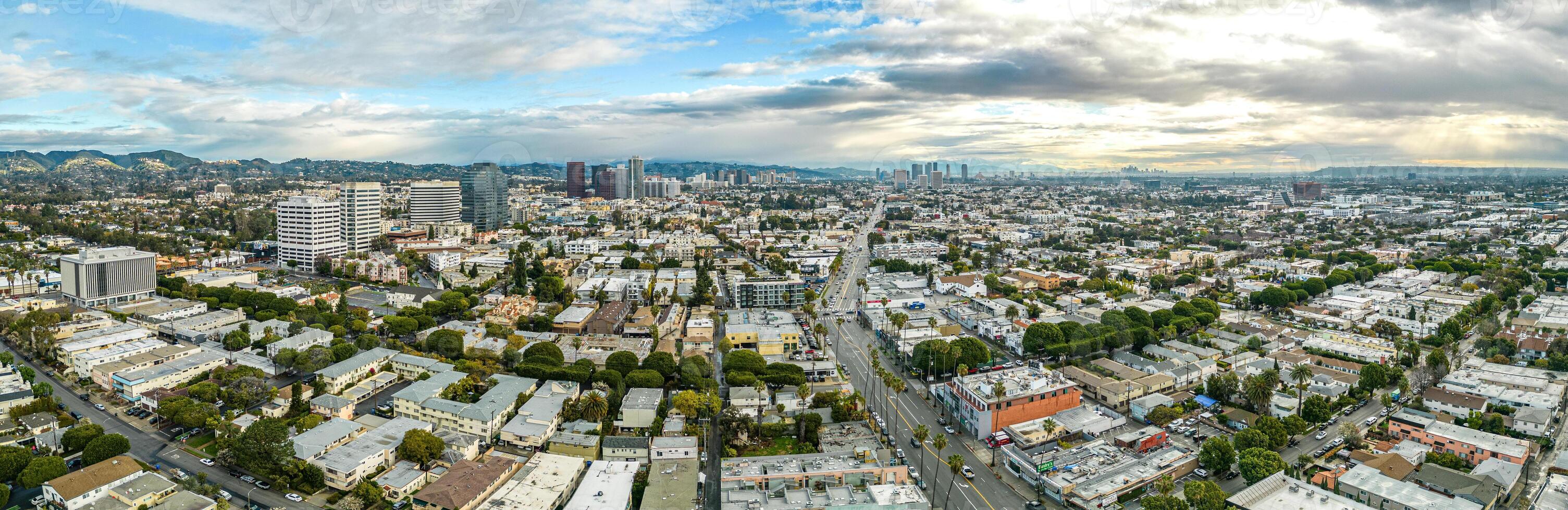 santa monica stadens centrum se till los angeles Kalifornien. antenn panorama av de urban stad foto