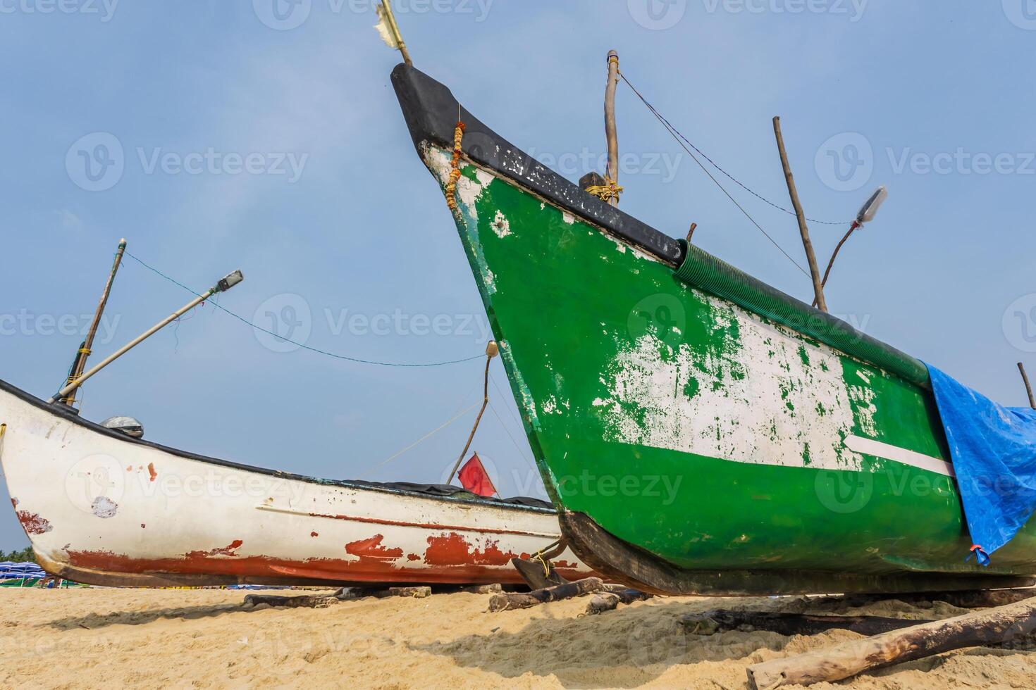 gammal fiske båtar i sand på hav i Indien på blå himmel bakgrund foto