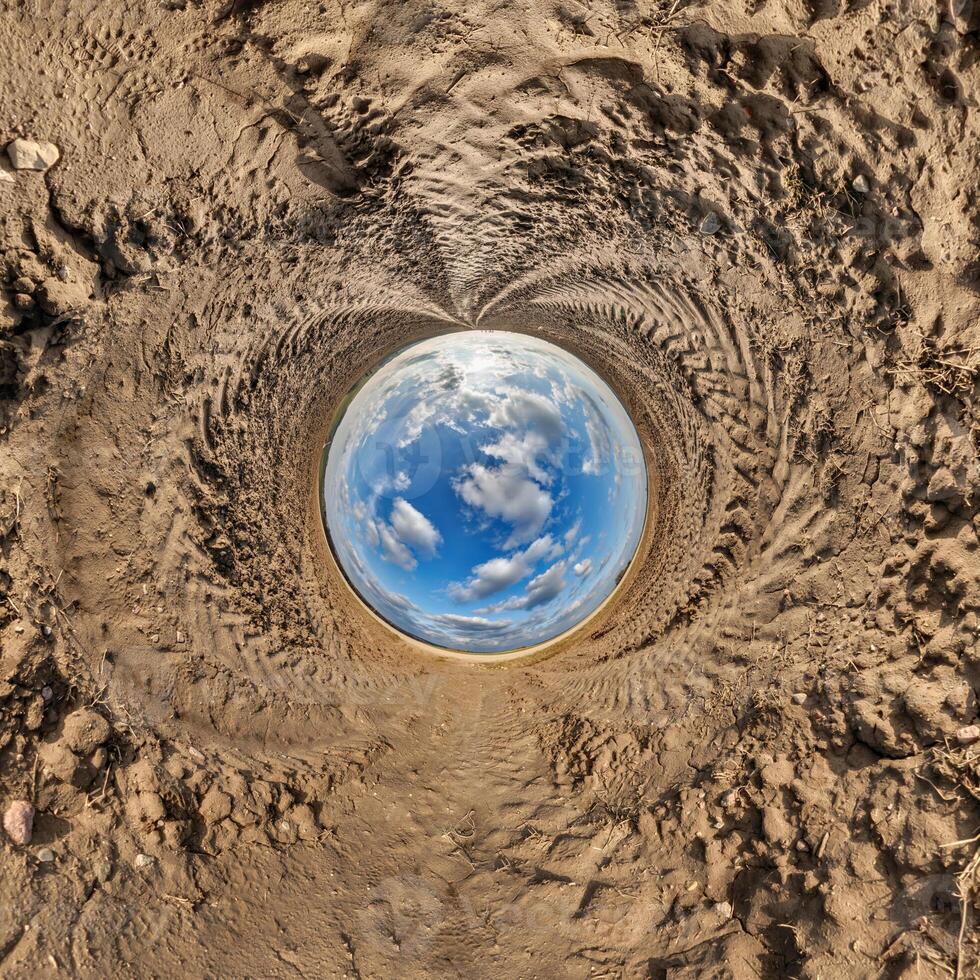 blå hål sfär liten planet inuti sand eller torr gräs runda ram bakgrund foto