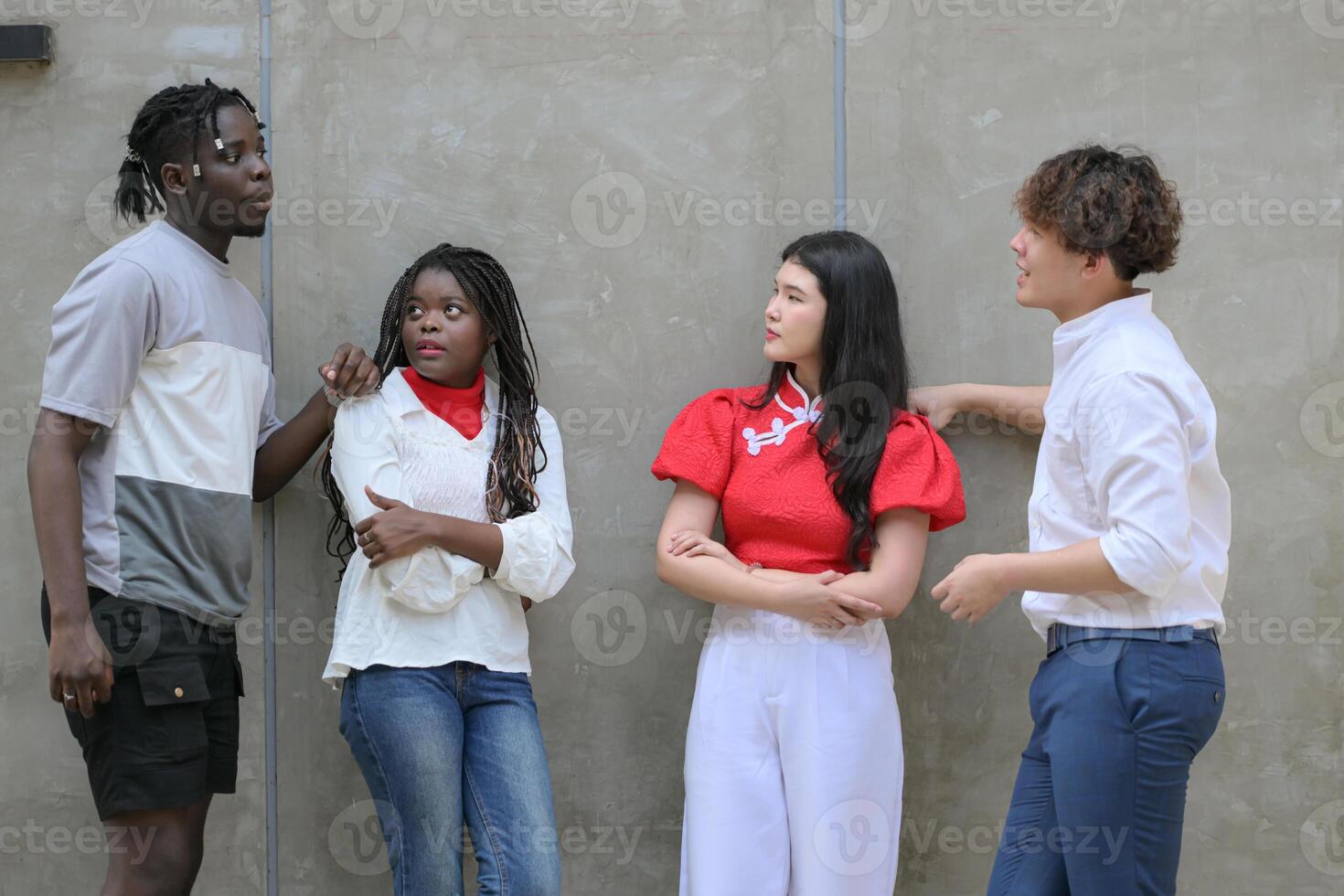 grupp av ung multietnisk vän har roligt och skrattande utomhus på skön sommar dag foto