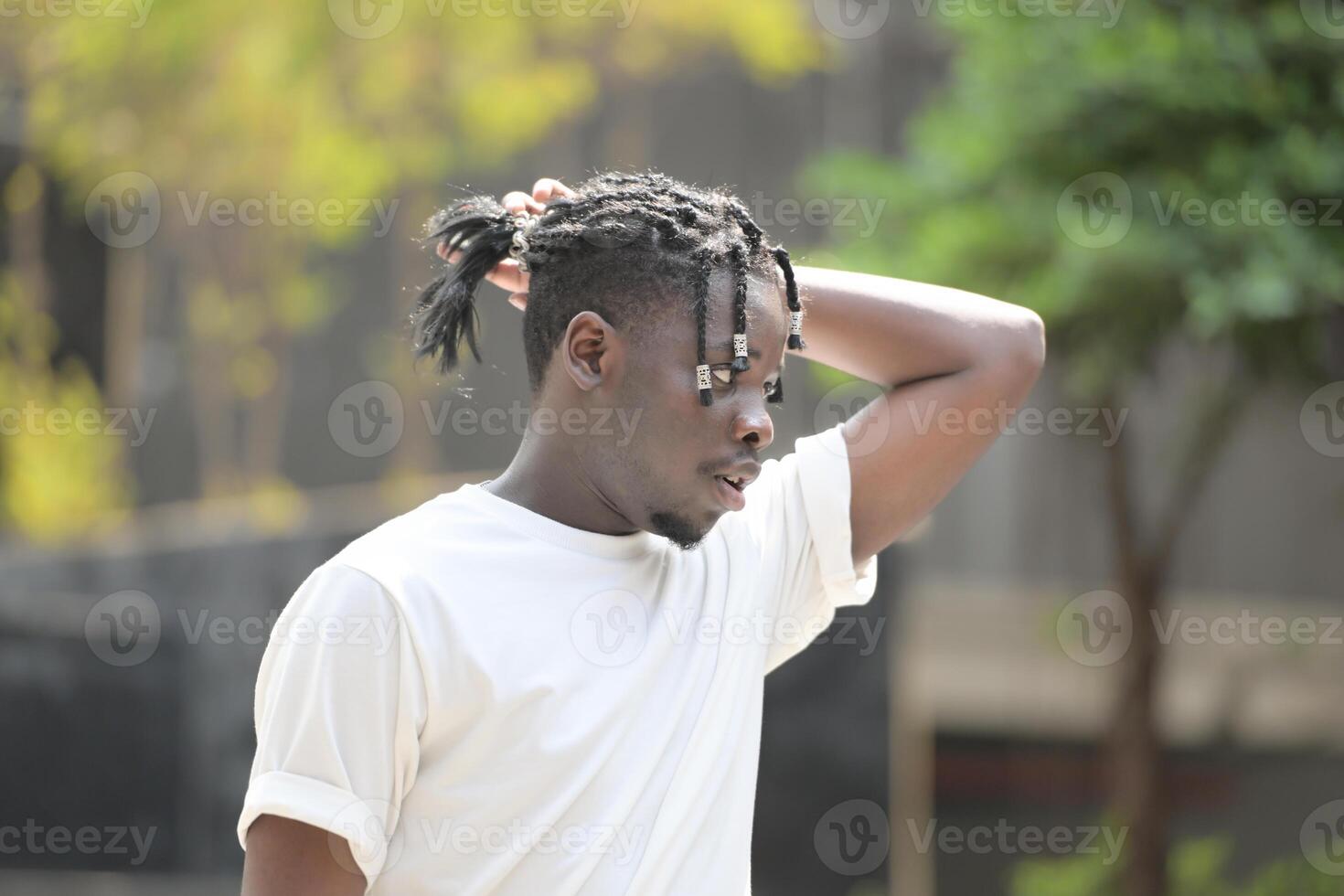 en ung man med hans frisyr och de atmosfär av levande i de gemenskap. foto