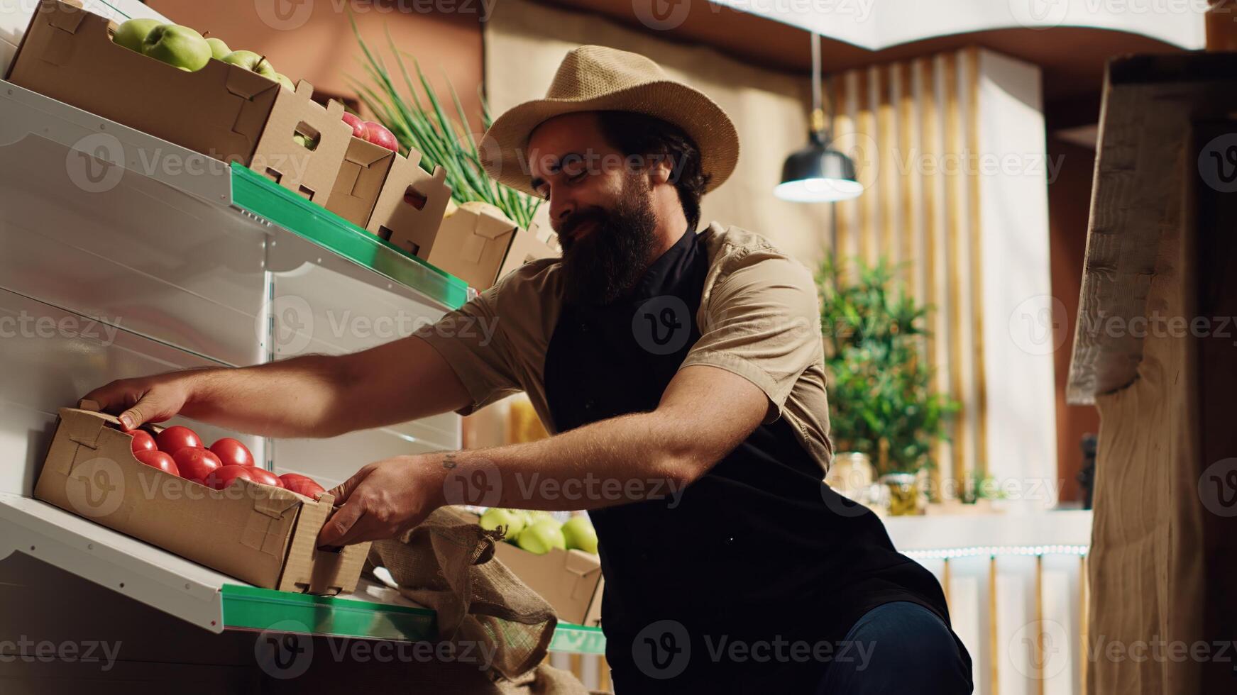 jordbrukare föra lådor av färsk producera, återuppbyggnad lokal- grannskap matvaror affär med grönsaker från hans egen odla. näringsidkare levererar noll avfall Lagra med naturlig mat, framställning klient Lycklig foto