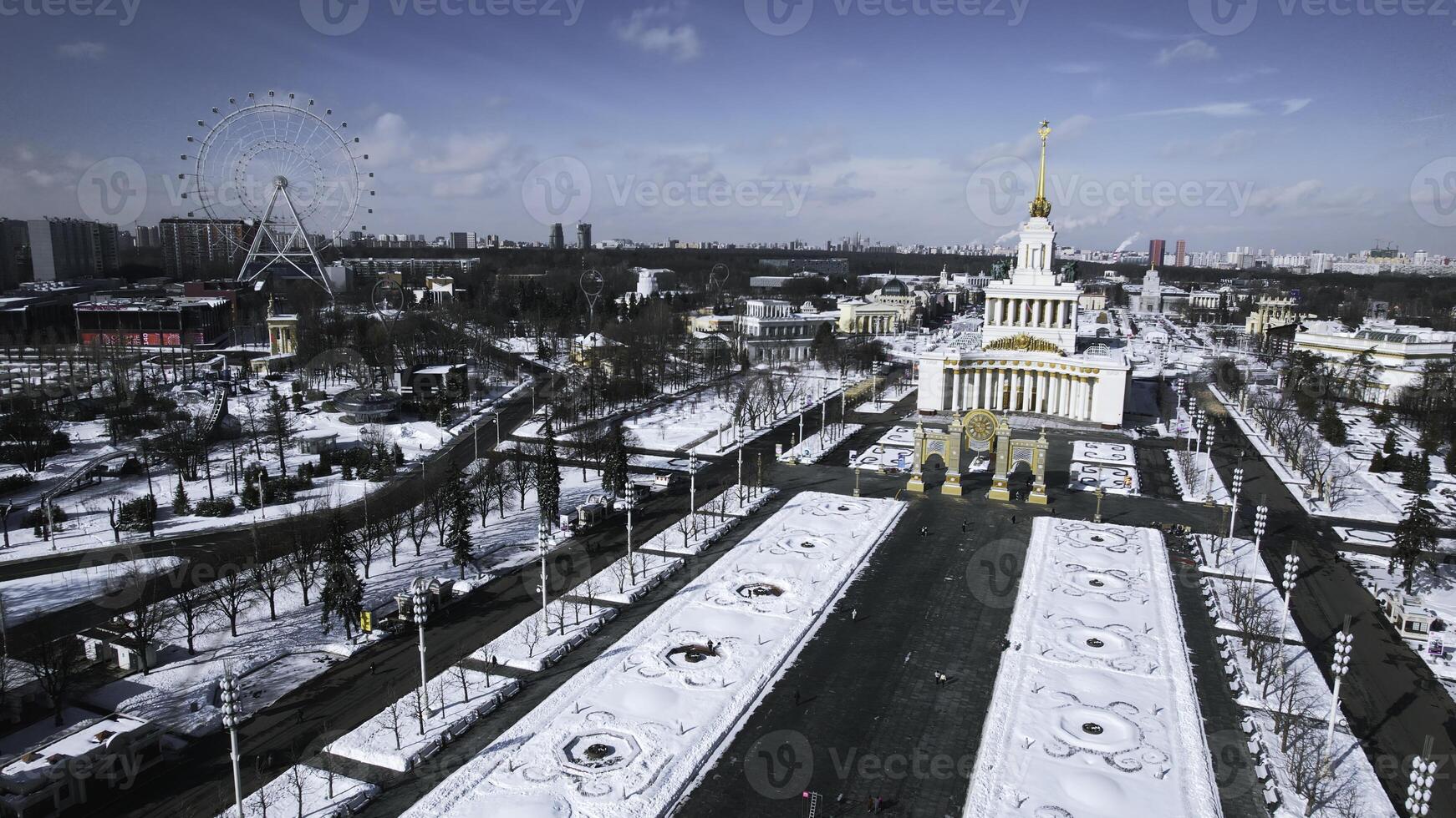 topp se av historisk sovjet fyrkant i vinter. kreativ. historisk byggnader med monument och valv i stad Centrum. vinter- stadsbild med historisk Centrum och fyrkant foto