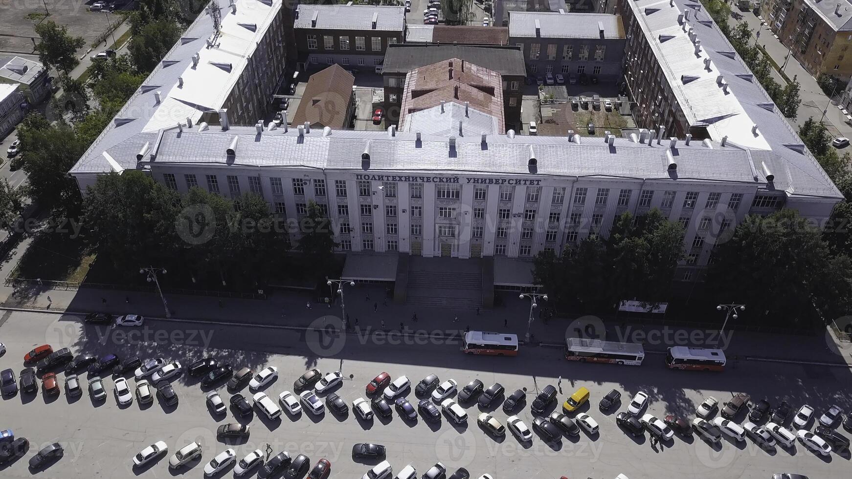 antenn se av de aveny med tagit fram infrastruktur. klämma. stor stad Centrum med byggnader, vägar, träd, och många bilar. foto