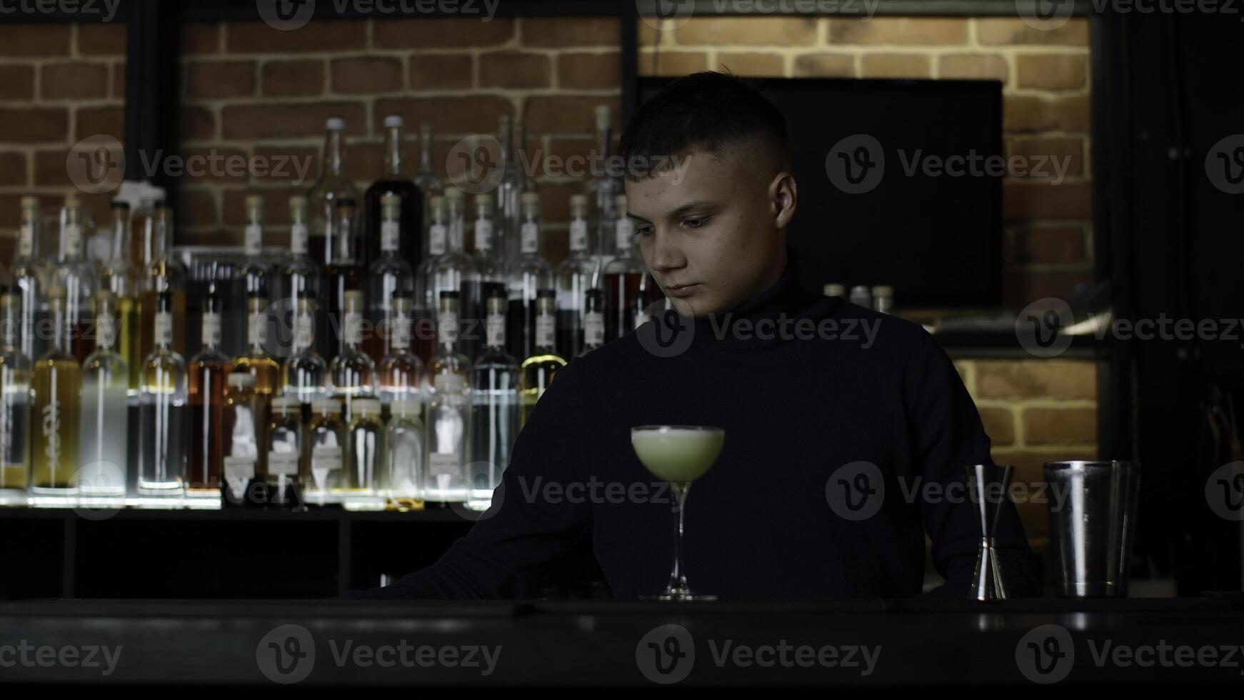 stilig bartender framställning cocktail drycker. media. begrepp av natt liv på bar, klubb, restaurang. foto