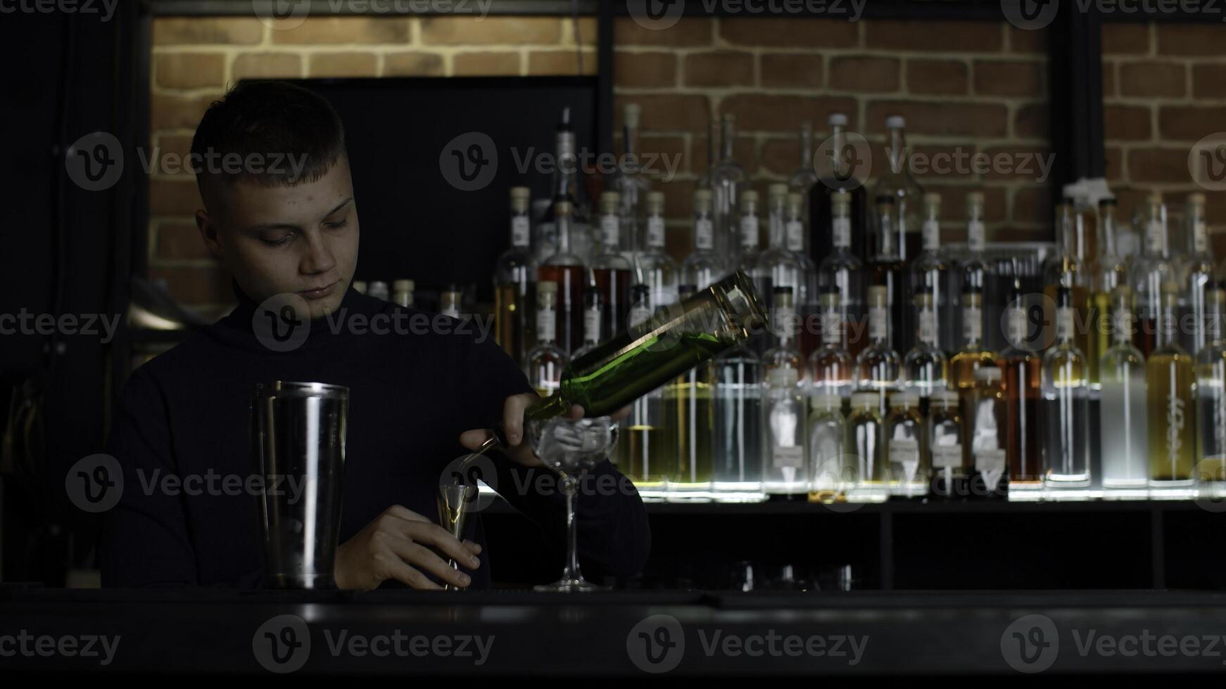 stilig bartender framställning cocktail drycker. media. begrepp av natt liv på bar, klubb, restaurang. foto