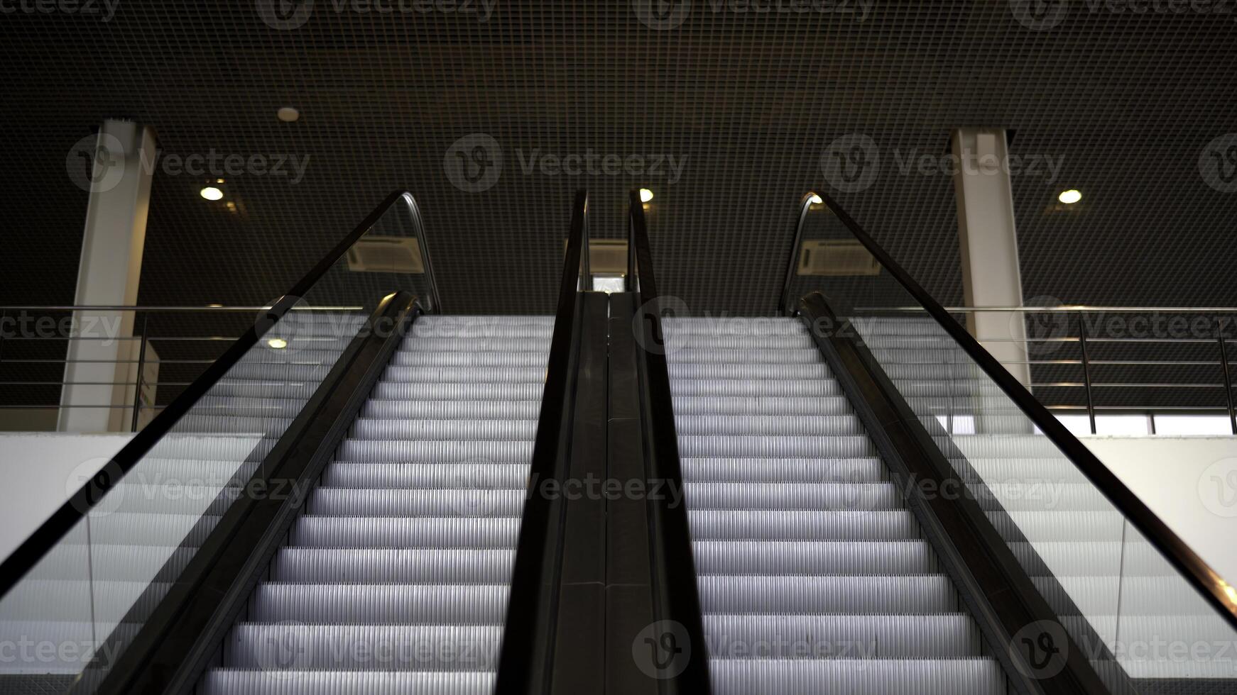 tömma rör på sig trappa löpning upp och ner. media. modern inomhus- rulltrappa trappa. foto