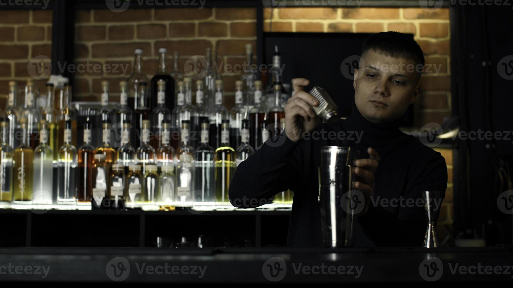 en bartender tillsats salt till de shaker med alkoholhaltig cocktail på de bar eller disko klubb. media. bearbeta av framställning ett ett alkoholhaltig dryck. foto