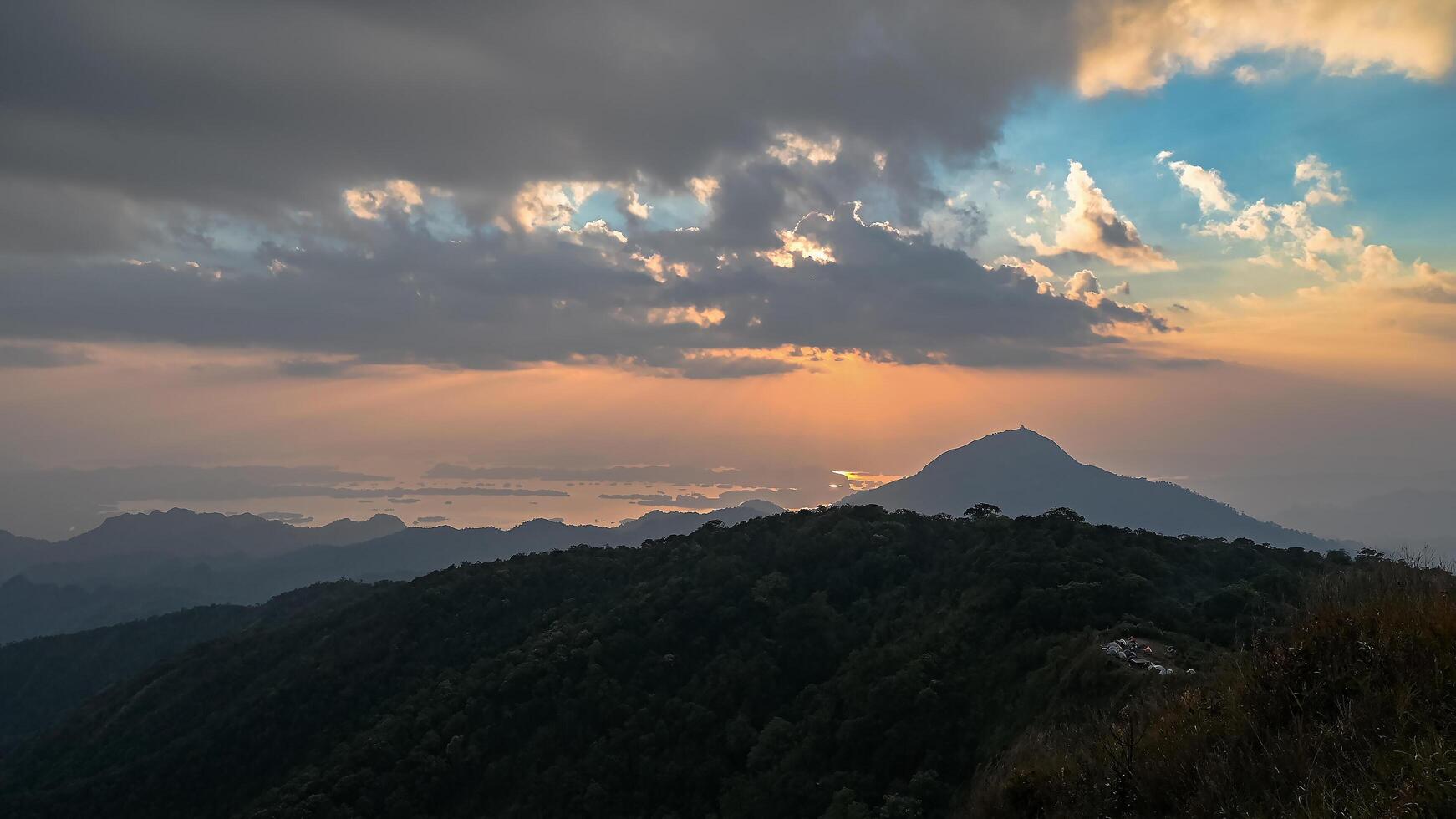 skön soluppgång på khao san nok wua kanchanaburi.khao san nok wua är de högsta berg i khao laem nationell parkera. den är 1767 meter ovan hav nivå. foto