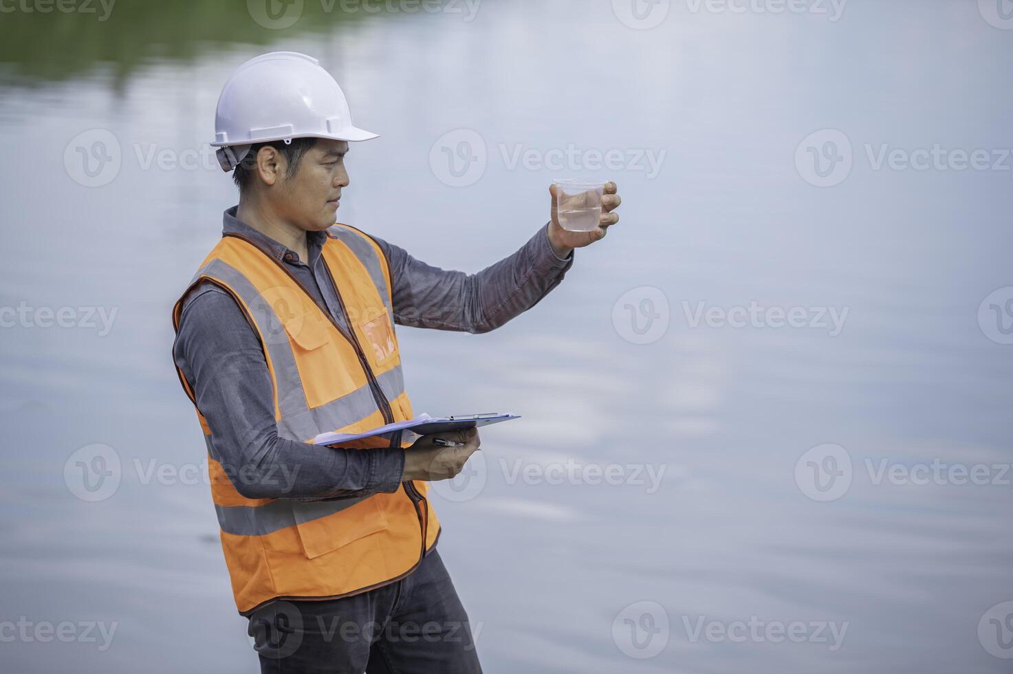 miljöingenjörer inspekterar vattenkvaliteten, ta med vatten till labbet för testning, kontrollera mineralinnehållet i vatten och jord, kontrollera föroreningar i vattenkällor. foto